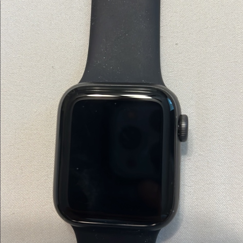 Apple Watch se comes with brand new charger